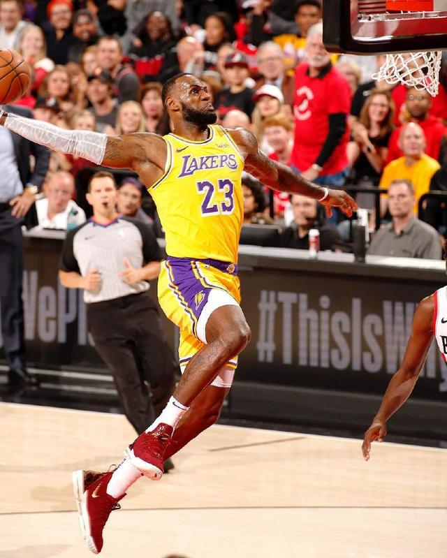 方硕左路突破分球 斯佩尔曼单臂爆扣