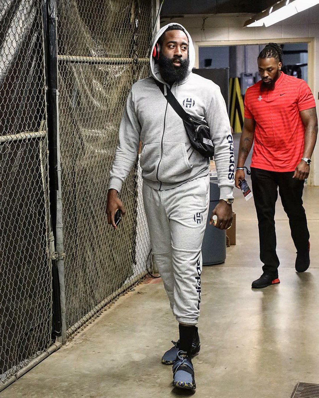 详解棒球规则中的投手违例定义及其对垒上跑垒员心理博弈的连带影响