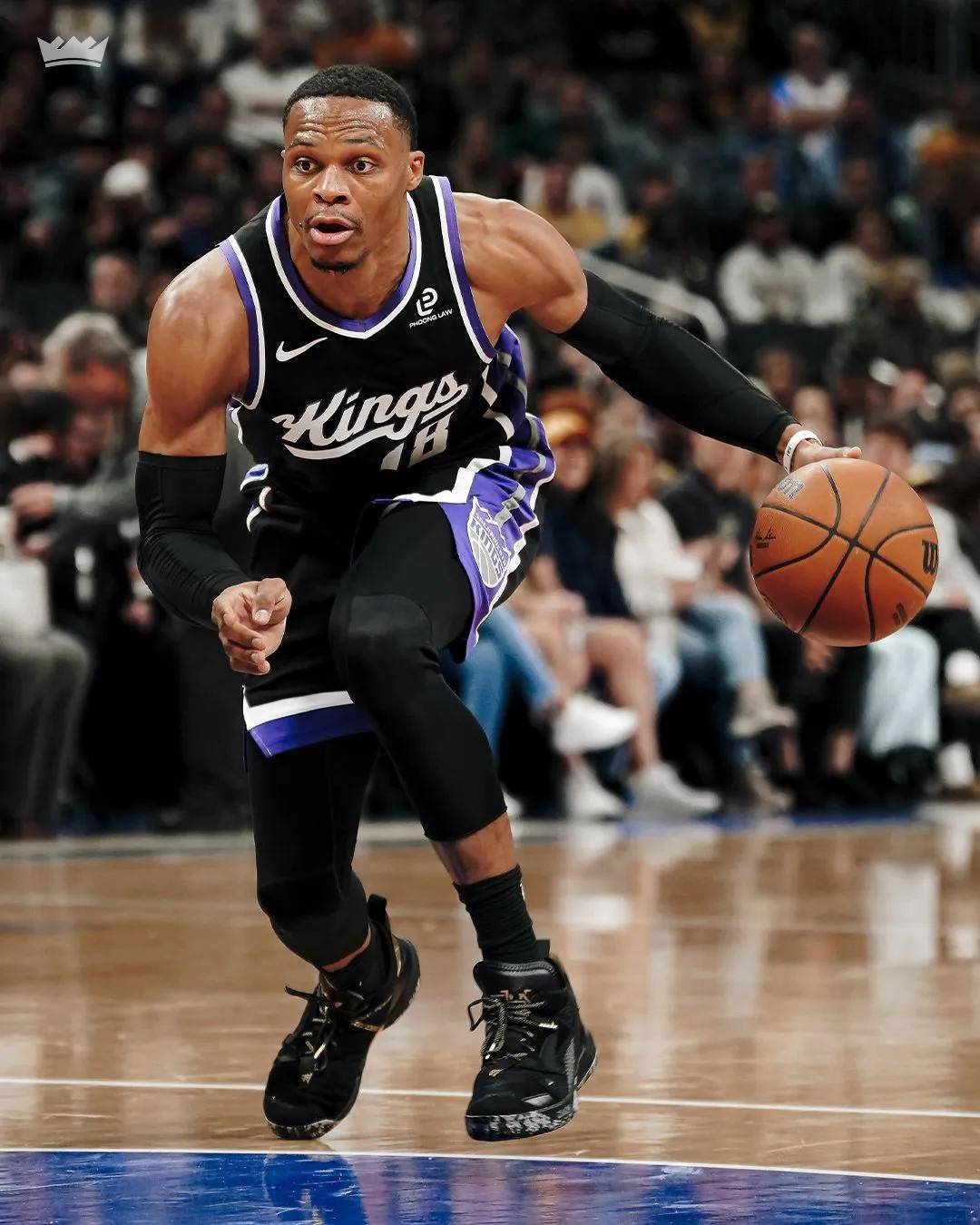 国安全队抵达北京，大兴机场内围满前来接机的国安球迷