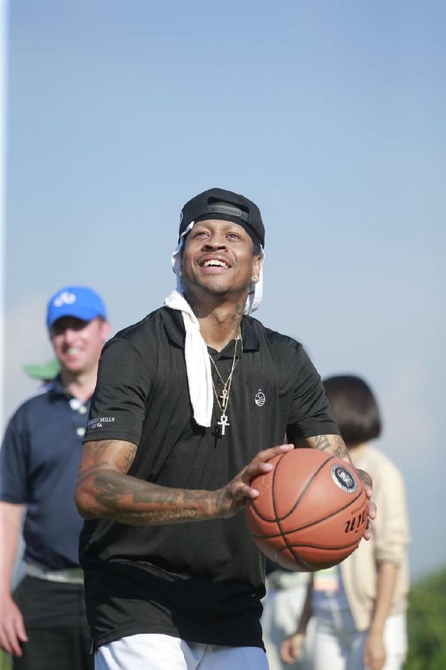 [NBA]杜兰特遭包夹分球 芬尼·史密斯三分得手