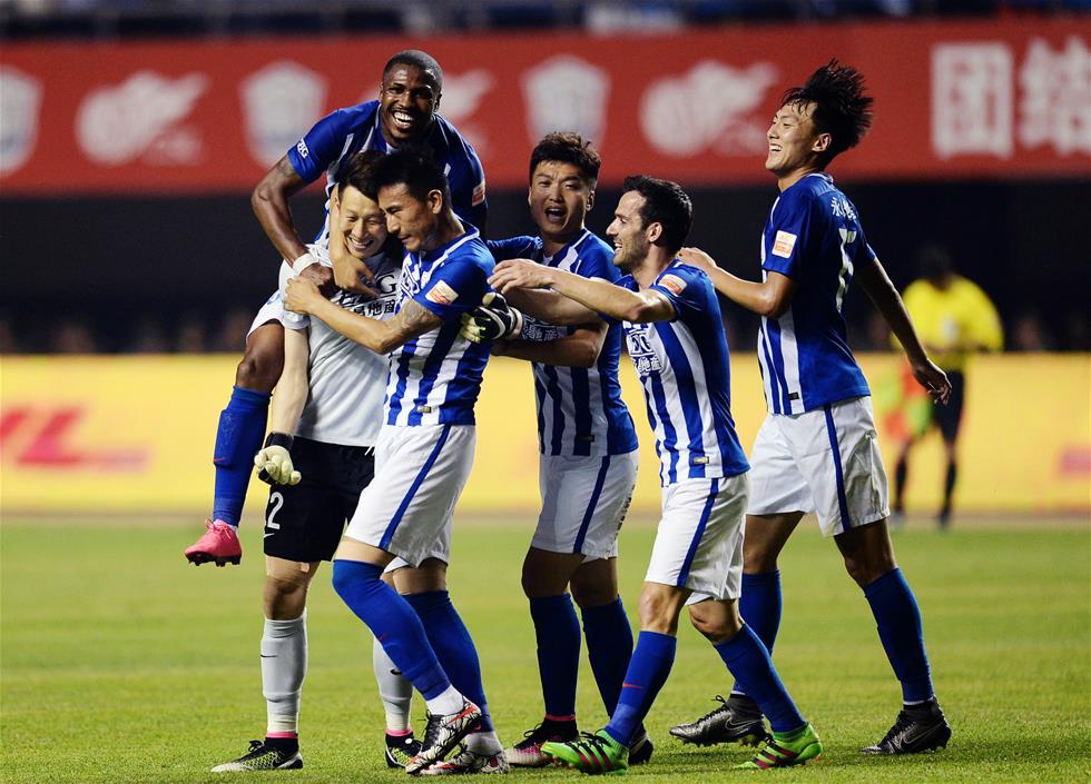 详解棒球规则中的“观众干预判定”当球迷直接在界内区域触球